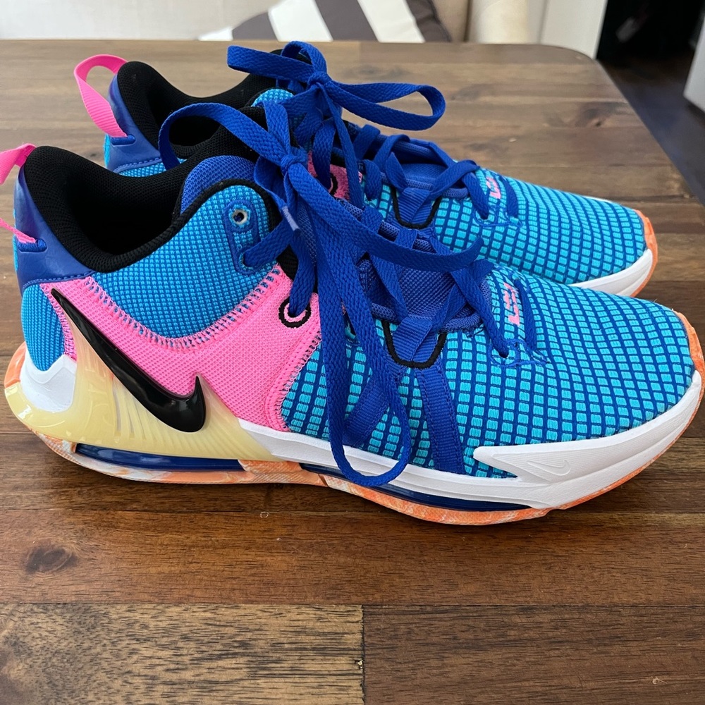 Nike Lebron Witness VII Basketball shoes - like new, barely worn